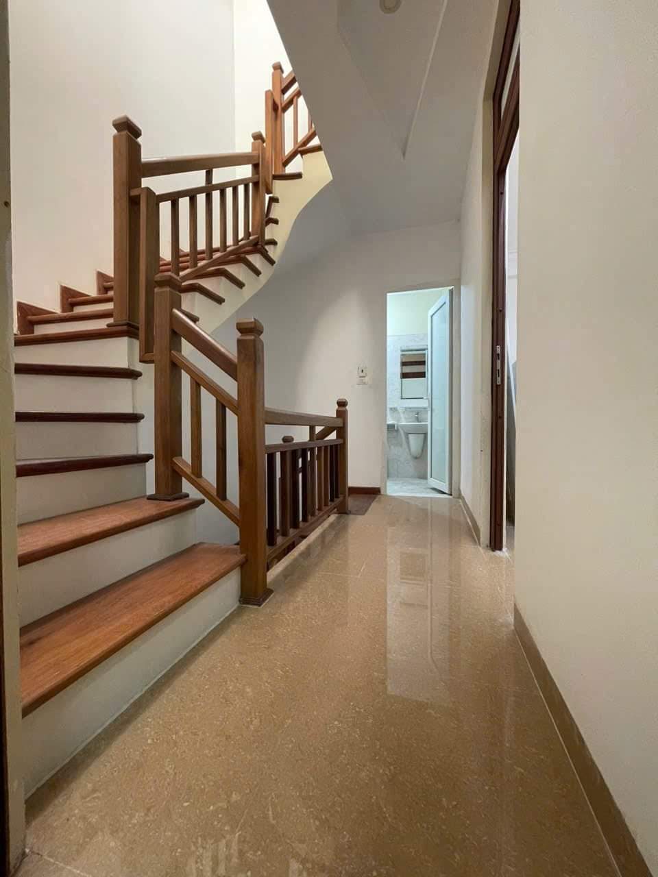 Cho thuê Nhà căn góc, mới, thang máy,vỉa hè, 113m2- 4T, Trần Nhân Tông_46 Tr - Ảnh 1